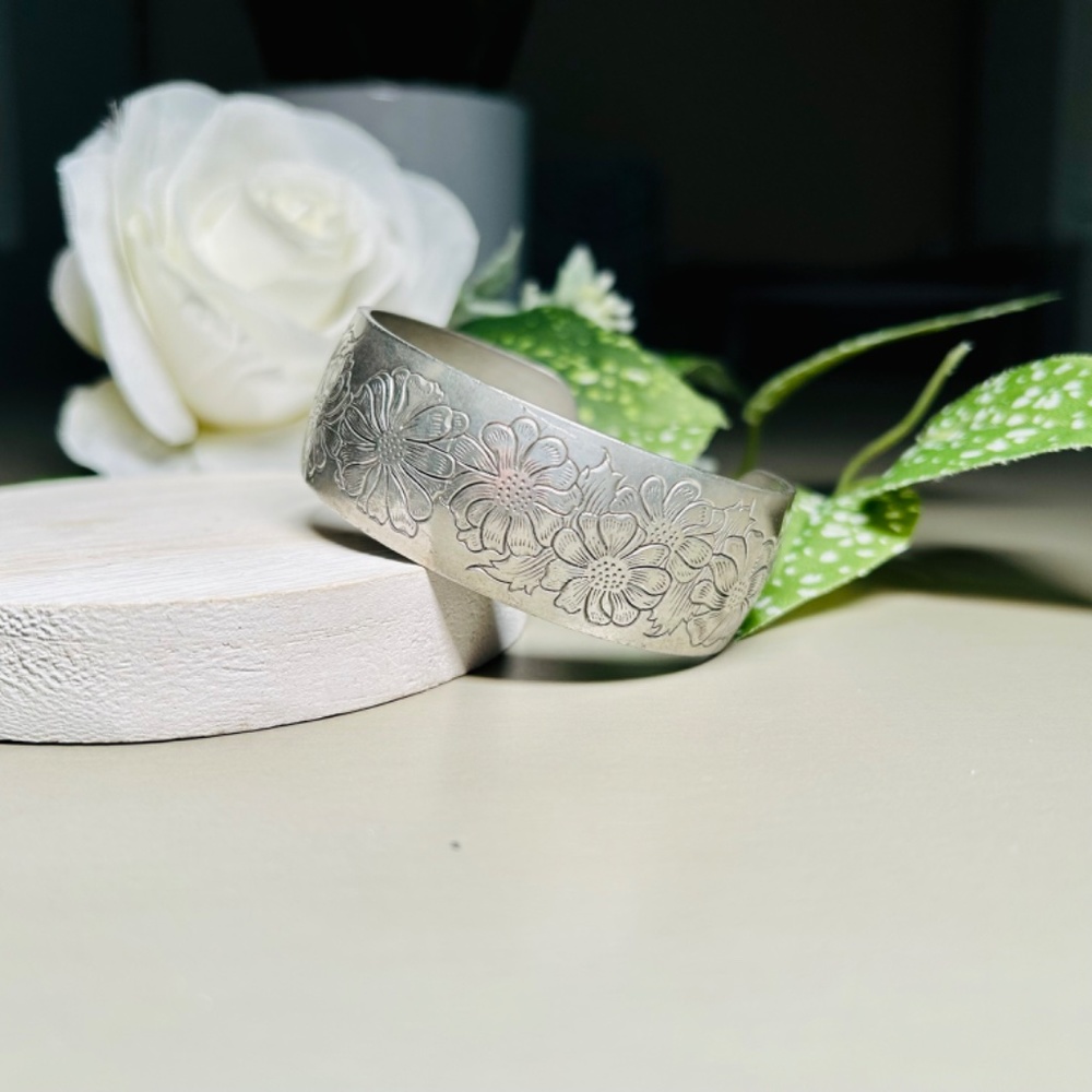 Vintage Kirk STIEFF pewter cuff bracelet, Aster.